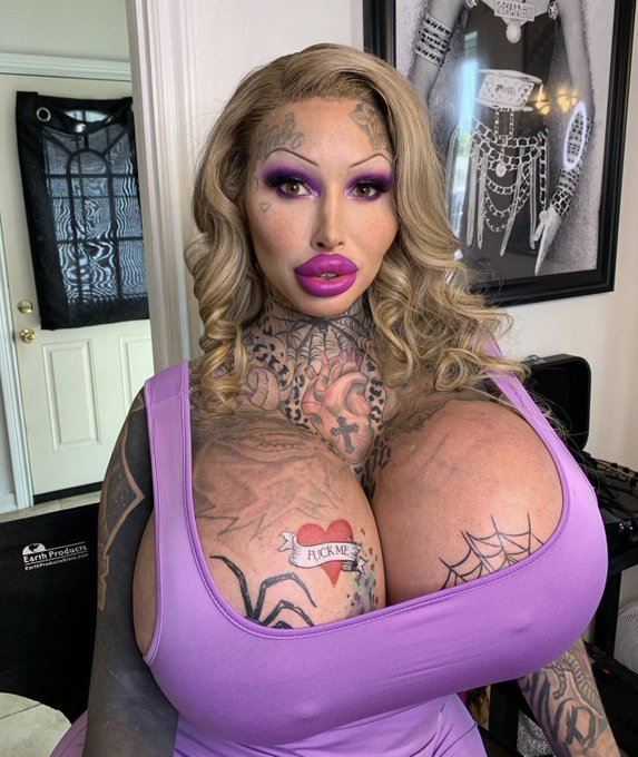 For everyone asking, no thats not a new tattoo. The &ldquo;Fuck me&rdquo; tatt is just a temporary tatt but I luv