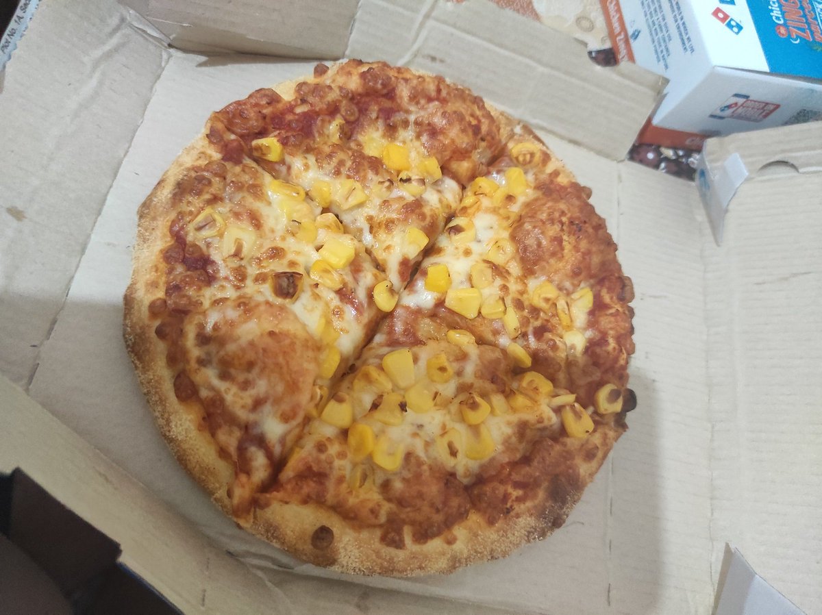 kritkashyap's tweet photo. @CareDominos  i order the 4 cheese pizza but i got the corn and cheese pizza .... I have attached the picture of what I ordered and what I got... https://t.co/TEgIomEKSE