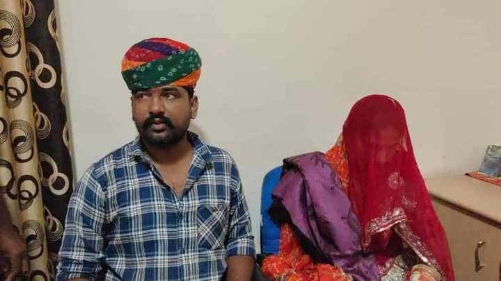 RegistanInfo's tweet photo. केंद्रीय मंत्री कैलाश चौधरी के प्रयास लाये रंग 
शादी के 3 साल बाद पहली बार ससुराल पहुँची दुल्हन
अमरकोट की निर्मला कंवर का जैसलमेर के बईया निवासी विक्रमसिंह के साथ हुई थी शादी
पाकिस्तान से अटारी बॉर्डर से निर्मला कंवर पहुँची बाड़मेर
सांसद सेवा कक्ष में निर्मला कंवर का किया स्वागत https://t.co/dspzVGNbfu