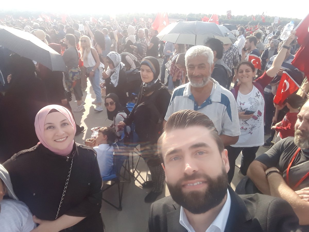 aliosmanonder34's tweet photo. Mesele halkın arasında olmaktır. Biz sahne için değil İNSANLIK için dedik. İNSANLIK İÇİN EL ELE olacağız dedik. https://t.co/o2cNAr9LiZ