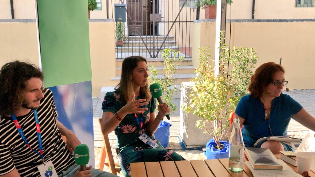 Radio3tweet's tweet photo. Portare il pubblico dentro la scienza, facendola insieme a loro e non solo raccontandola: Sara Dal Cengio ed Emanuele Penocchio del collettivo #ScienceGround ora in diretta a #Fahrenheit dal @festletteratura di Mantova https://t.co/XeRJgwUNUN