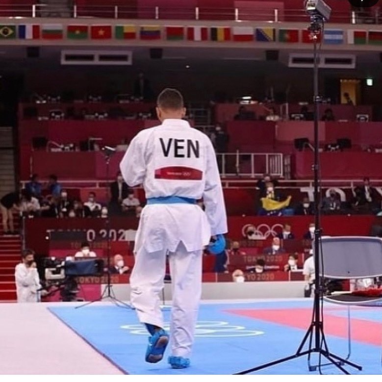 La única persona en la que estás destinado a convertirte es la persona que decidas ser. No es momento de mirar atrás , solo de continuar con la cabeza arriba ! 

 Yo quiero continuar 🙏🏻🇻🇪