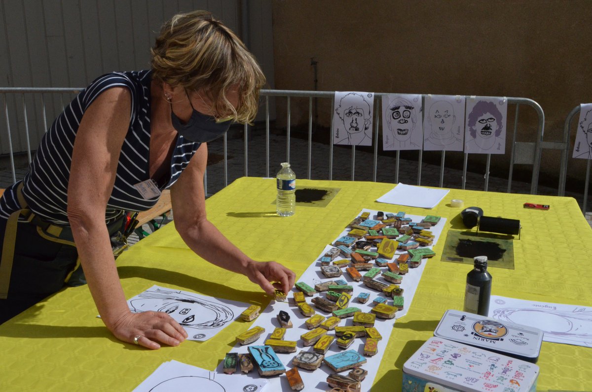 🎨 Nuque longue, cheveux décolorés, grosses moustaches ! 🎨 
Les Etablissements Bollec mettent à votre disposition une centaine de tampons pour créer votre footballeuse ou votre footballeur idéal(e). Venez dans la cour de la Salle de la Cité pour essayer ! 👋