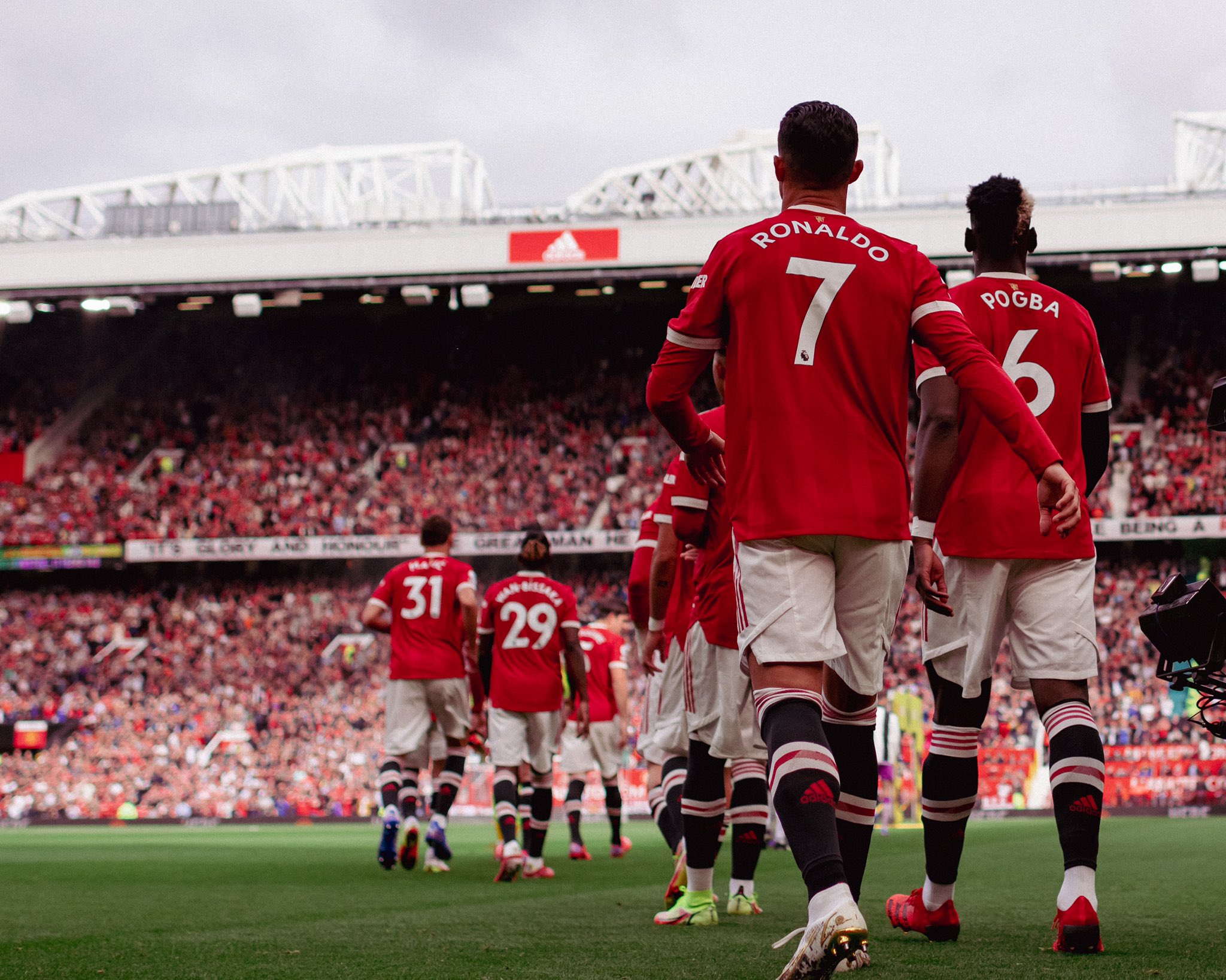 Fan hâm mộ Manchester United hãy làm mới màn hình của mình với bức ảnh nền mới nhất từ VBET News. Bức ảnh tuyệt đẹp đến từ sân vận động Old Trafford chắc chắn sẽ khiến bạn phấn khích và tự hào.