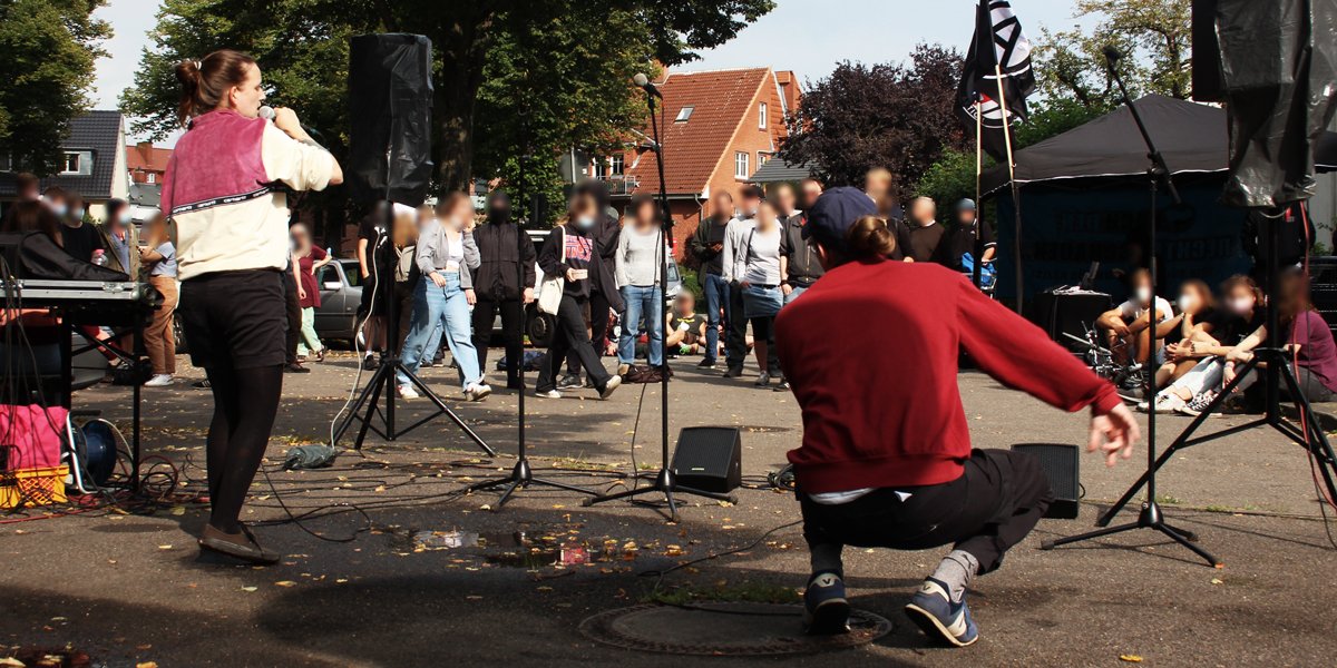 Heute versammelten sich 90 Antifaschist:innen, um sich mit Betroffenen rechter Gewalt zu solidarisieren und Nazis wie Alexander und Maren Neufeld den Rückzugsraum zu nehmen. Props gehen raus an PILZ (<a href="/esistpilz/">PILZ</a>) für den musikalischen Support.

(1/2)

#NoNazis #NoNazisSH