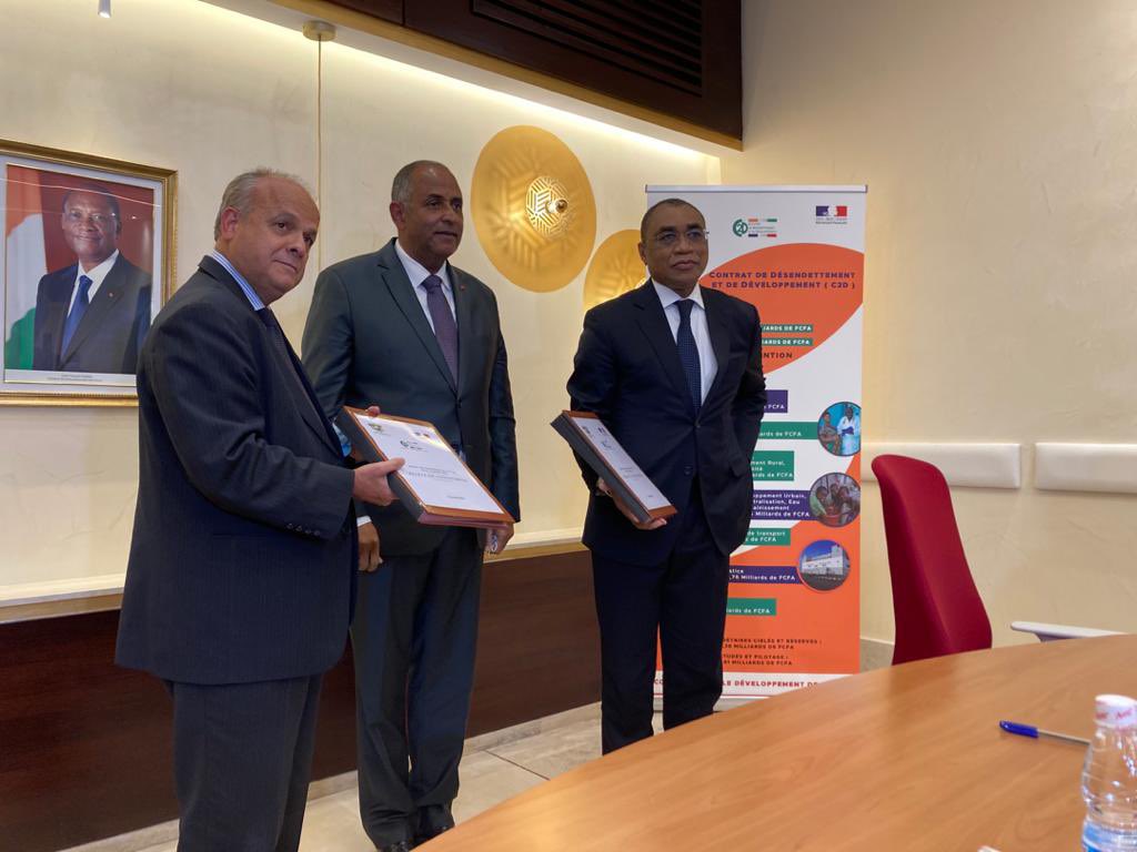 debroise_e's tweet photo. Clôture par le Premier Ministre de 🇨🇮des négociations du 3e @c2dciv avec l’Ambassadeur de 🇫🇷. Plus de 750 Mds FCFA pour accompagner la croissance ivoirienne et 3 priorités du nouveau PND : capital humain, développement territorial équilibré, gouvernance &amp; modernisation de l’Etat. https://t.co/iHJmDW64y3