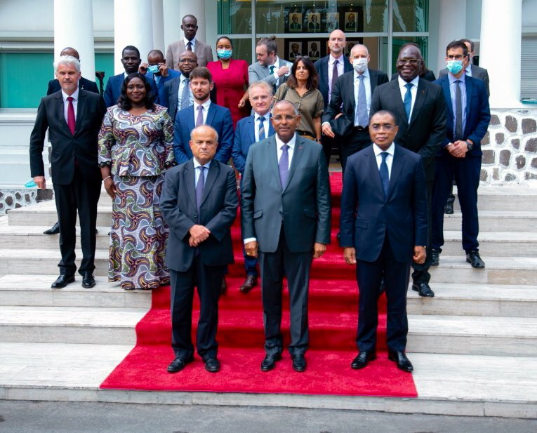 debroise_e's tweet photo. Clôture par le Premier Ministre de 🇨🇮des négociations du 3e @c2dciv avec l’Ambassadeur de 🇫🇷. Plus de 750 Mds FCFA pour accompagner la croissance ivoirienne et 3 priorités du nouveau PND : capital humain, développement territorial équilibré, gouvernance &amp; modernisation de l’Etat. https://t.co/iHJmDW64y3