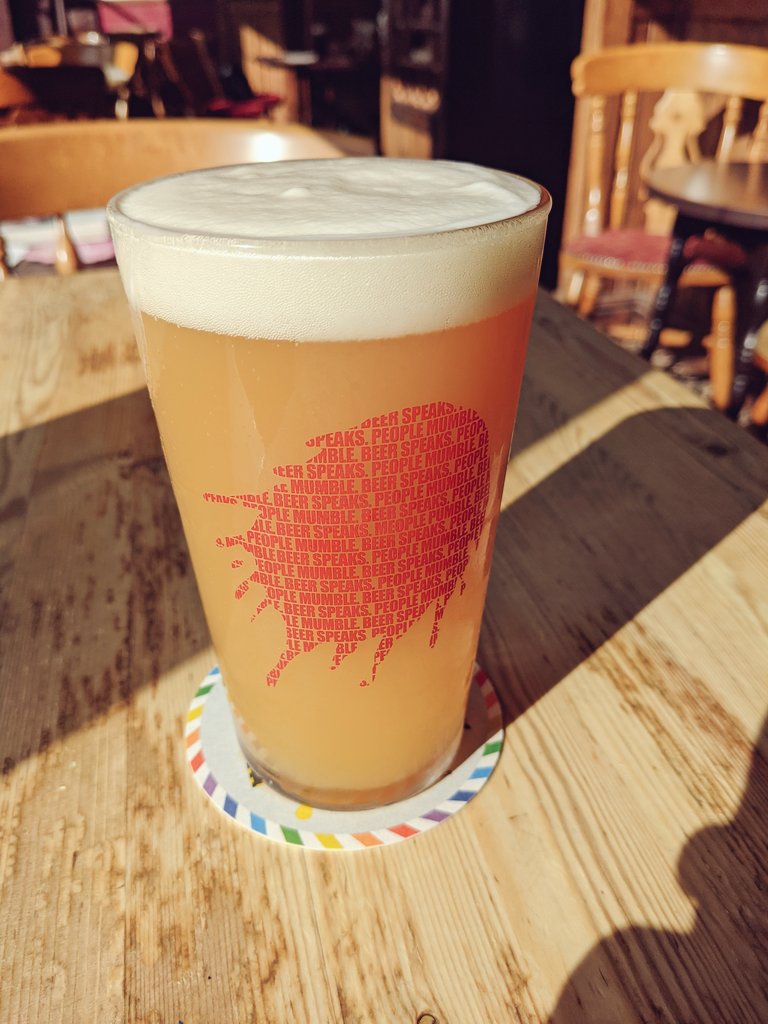 Harvested my <a href="/WalthamstowBeer/">WalthamstowBeer</a> hops (a bumper crop this year!) and delivered them to @roseandcrownpub, ready to be turned into beer at <a href="/EastLondonBrew/">East London Brewing Co</a>. Celebrating with a pint of their pale ale.