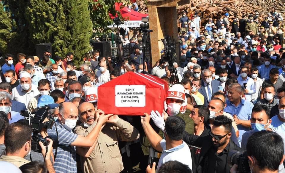 TrkoluKaymakam1's tweet photo. Suriye'nin İdlib bölgesinde şehit olan P.Uzm.Çvş. Ramazan Demir, Valimiz Ömer Faruk COŞKUN, mülki erkan ve vatandaşlarımz tarafından dualar eşliğinde bu gün vatan toprağına emanet edilmiştir. 
@HersanlOglu 
https://t.co/Ej5aDD3qdR
https://t.co/mTxtZpuK9V
https://t.co/mTxtZpuK9V https://t.co/95SgkxtjqI