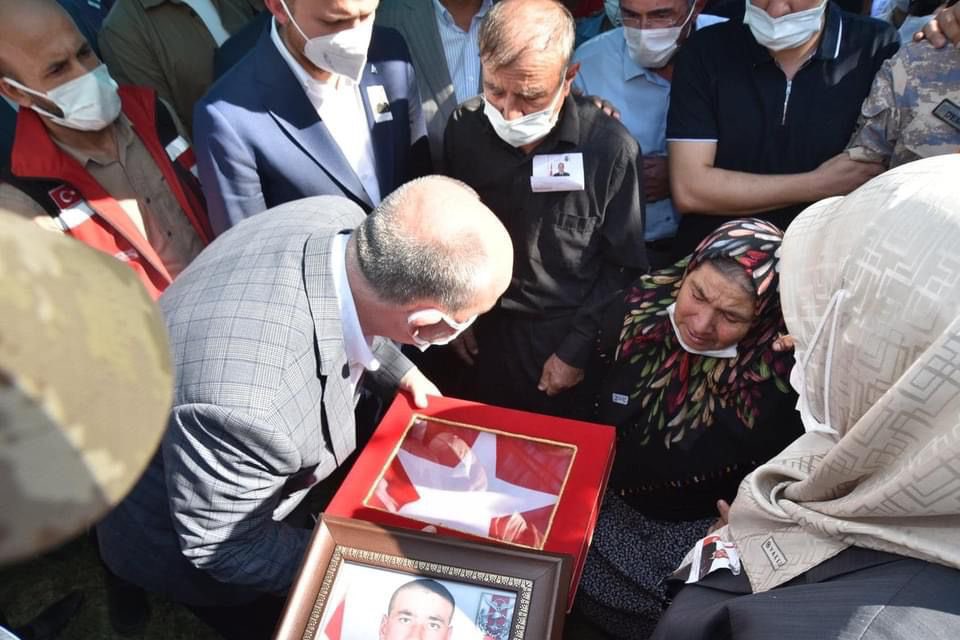 TrkoluKaymakam1's tweet photo. Suriye'nin İdlib bölgesinde şehit olan P.Uzm.Çvş. Ramazan Demir, Valimiz Ömer Faruk COŞKUN, mülki erkan ve vatandaşlarımz tarafından dualar eşliğinde bu gün vatan toprağına emanet edilmiştir. 
@HersanlOglu 
https://t.co/Ej5aDD3qdR
https://t.co/mTxtZpuK9V
https://t.co/mTxtZpuK9V https://t.co/95SgkxtjqI