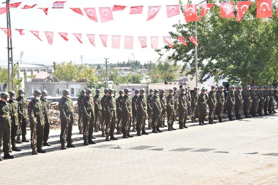TrkoluKaymakam1's tweet photo. Suriye'nin İdlib bölgesinde şehit olan P.Uzm.Çvş. Ramazan Demir, Valimiz Ömer Faruk COŞKUN, mülki erkan ve vatandaşlarımz tarafından dualar eşliğinde bu gün vatan toprağına emanet edilmiştir. 
@HersanlOglu 
https://t.co/Ej5aDD3qdR
https://t.co/mTxtZpuK9V
https://t.co/mTxtZpuK9V https://t.co/95SgkxtjqI