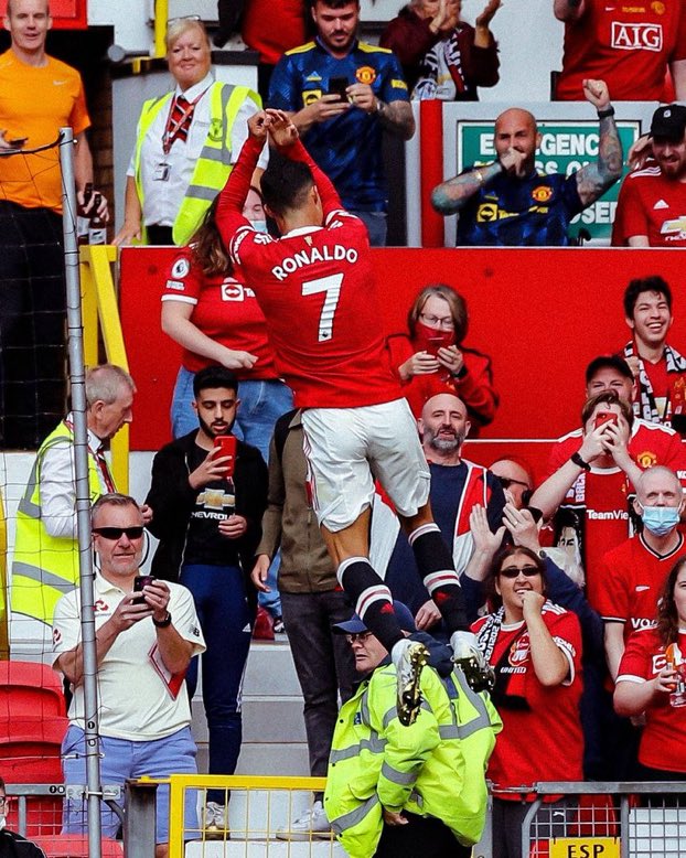 UnitedUpdates's tweet photo. SIUUUUUUU #CR7 🔴 https://t.co/7QmMdJmAgT