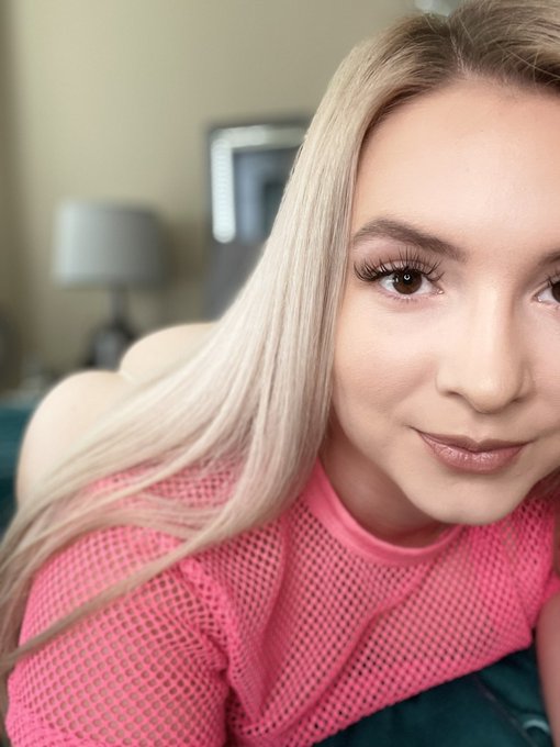 I&rsquo;m live on https://t.co/cI63ZXnb7v 🥰 https://t.co/vdEsrj5K6Z