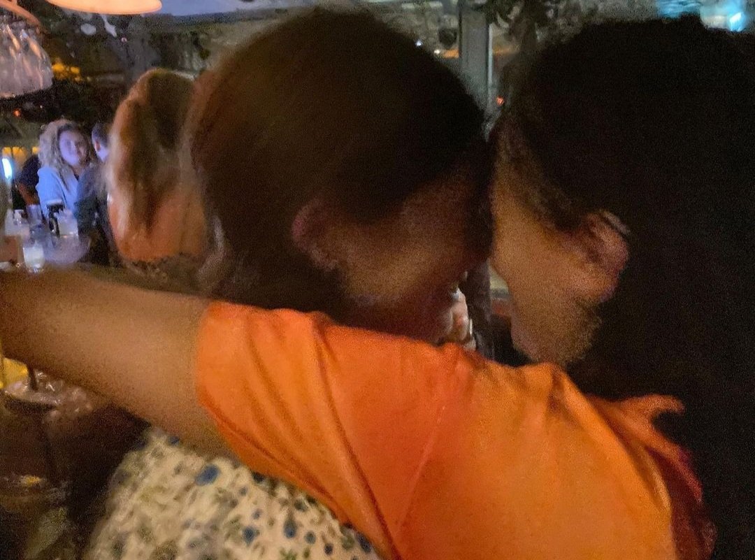 vmswiftie's tweet image. Swifties are so dry on jaylor content we start decoding photos 😢 (pretty sure it be dem tho)