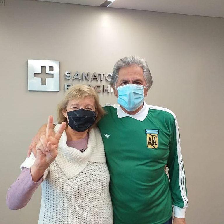 LANACION's tweet photo. El Pato Fillol fue dado de alta de coronavirus: el detalle de su indumentaria https://t.co/u7F0jULbFO https://t.co/2KTy9Qdll4