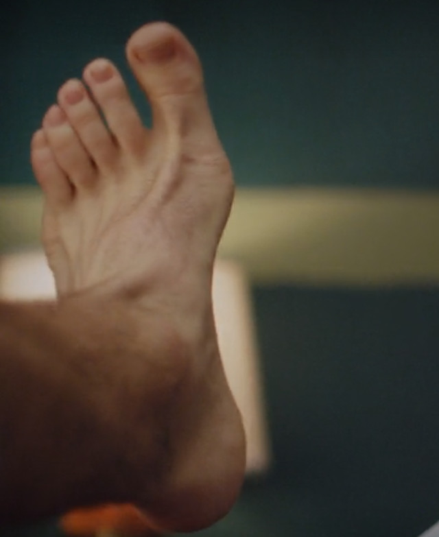 ToesR_us's tweet photo. hey #footguys and #malefootfetish friends, there is a show on #Netflix called #bonding check it out to see the hottie @AlexHur80125778 and his #hotmalefeet https://t.co/LfcNsk9GAr