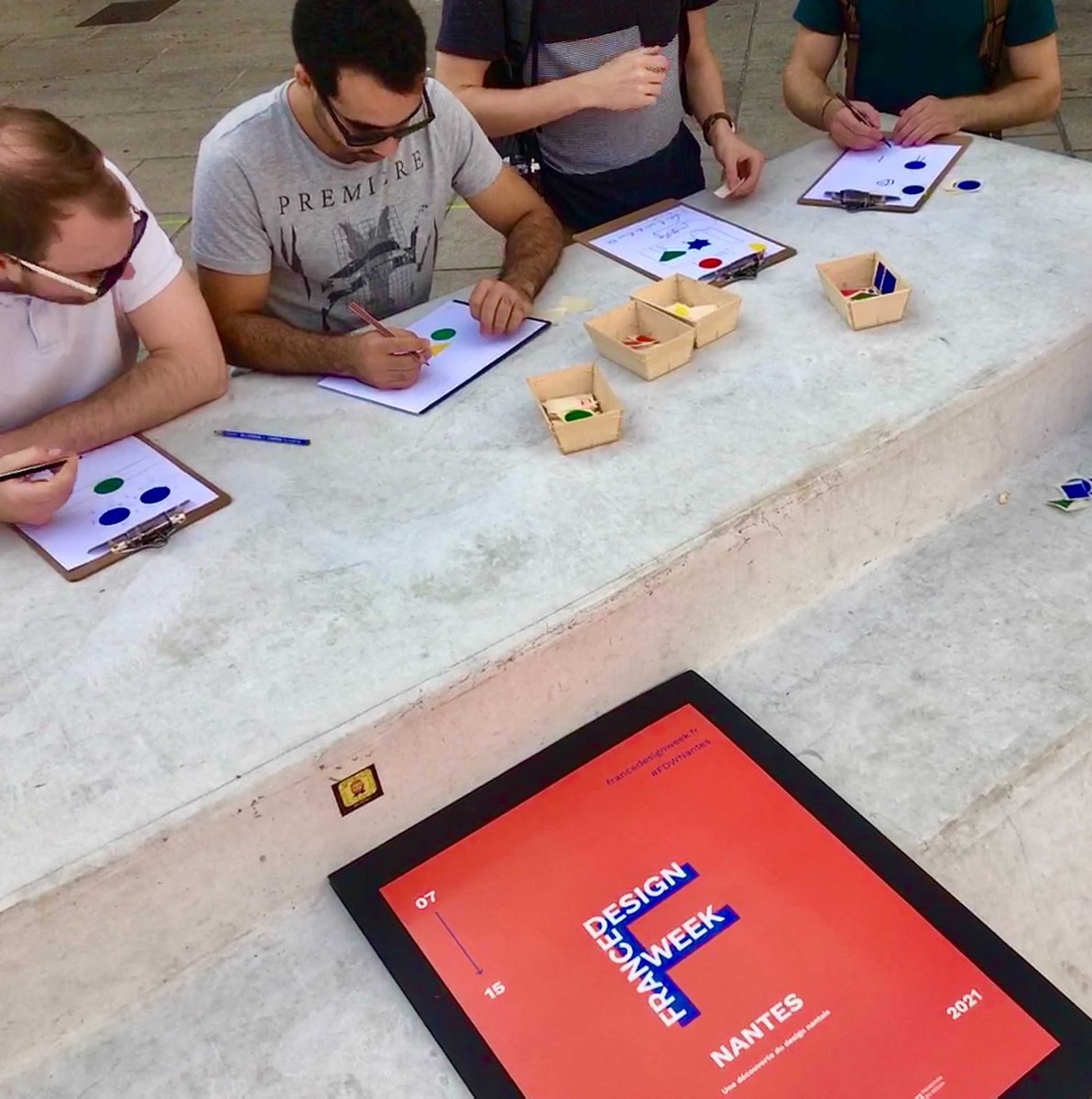 Dans le cadre de la <a href="/FR_designweek/">France Design Week</a> DesignWR a animé un atelier cet après-midi place Graslin. Au programme : sémantique, gommettes, et beaucoup de public. Un atelier ludique donc vous verrez bientôt le résultat 😁