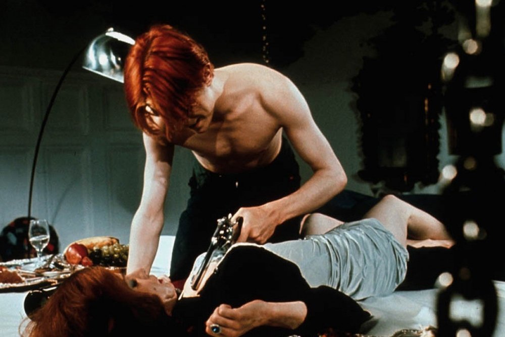 Jojo kira bowie. Дэвид боуи 1976. Дэвид боуи 1976. Дэвид боуи корбейн. Дэвид боуи фильм человек упавший.