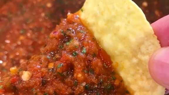 TomatoWellness's tweet photo. The perfect salsa to chip ratio according to scientists* for max flavor and enjoyment.
*scientists is used loosely. It was us. We decided this 😁 But really though, chips are basically a shovel to enjoy the good stuff 😆 #chipsandsalsa #massalsa https://t.co/lGzzvT8zQz