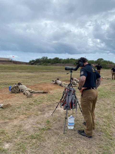 NFear6's tweet photo. What a great first week of advanced marksmanship! Thanks to @USAMUSoldiers for their world-class instruction. Over the next two weeks, AMU’s Instructor Training Group will train 30 #NoFear NCOs on small arms marksmanship. Building experts! @3IBCTBroncos @25thID @25thIDCG https://t.co/04H61MeApo