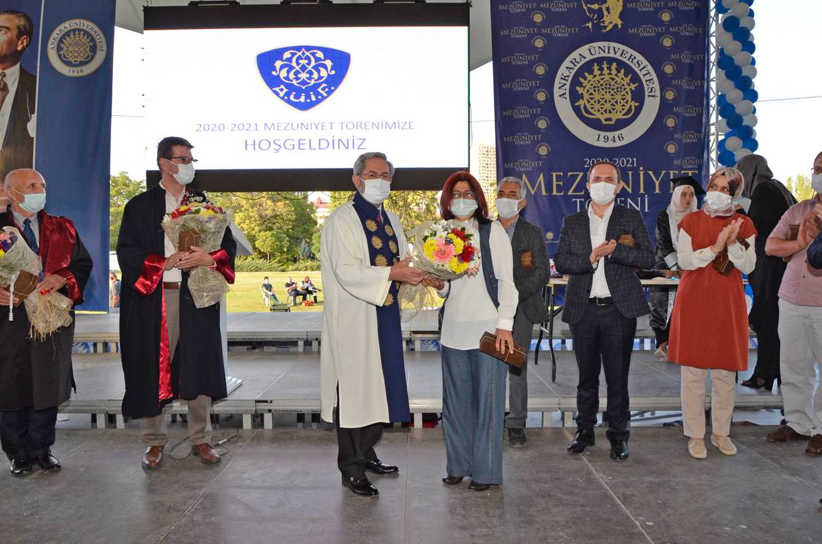 Biz öğrencilerimize <a href="/ankarailahiyat/">Ankara İlâhiyat </a> diplomalarını verdik, onlar da bize çiçek..
Bana verilen çiçeği, bu hafta atanan "çiçeği burnunda" Profesör <a href="/YKizilabdullah/">yildiz kizilabdullah</a> Hocamıza takdim ettik.