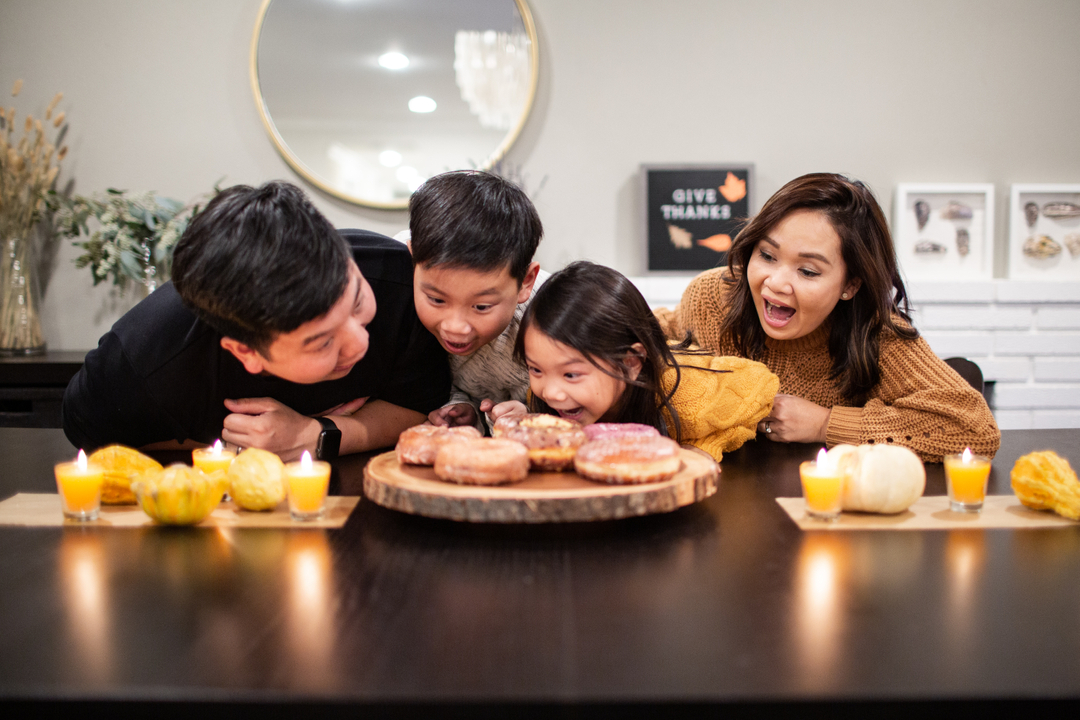 ChristinaChoRAW's tweet photo. Donuts for dinner? Not a bad idea!

Love the goofiness of the N. family and their willingness to break dinner rules! 😂 

@sidecardoughnuts
.
.
.
.
.
#sidecardonuts #howwedwell #letthembelittle #letthemplay #letthekids  #playroom #letthemexplore #actualinstagramhomes #p https://t.co/ezeBNlGTJM