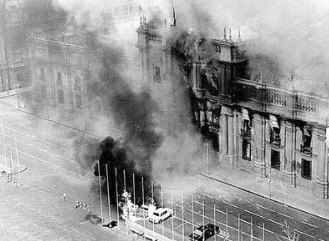cleop_2016's tweet photo. IMAGENES INDELEBLES #Chile1973
“En las prisiones se acumularon ojos negros de agraviados y de ofendidos”, escribe #Neruda, y la cámara escueta de #KoenWessing es capaz de capturar e interpelar tal sentencia. https://t.co/sdsoGXEwf1