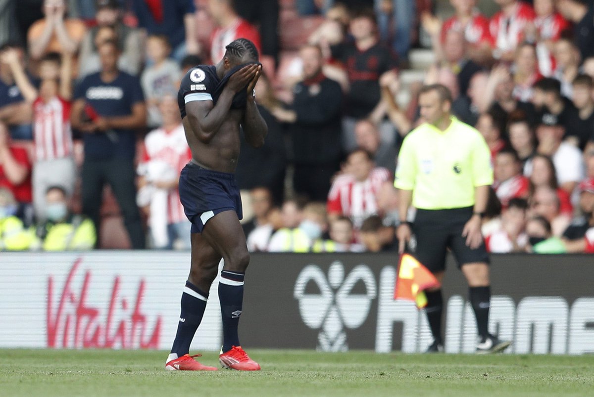Michail Antonio was sent off deep into injury time as Southampton and West Ham played out a goalless draw at St Mary’s.

Southampton 0-0 West Ham; Antonio sent off 90’

#saintsfc #whufc