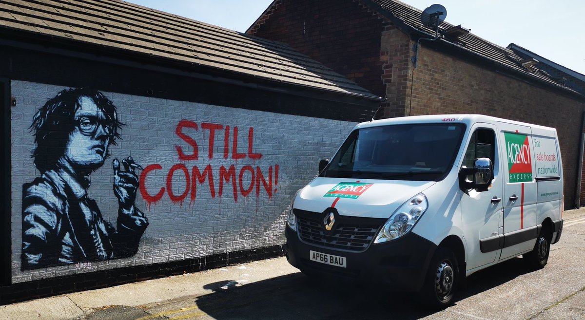agency_express's tweet photo. The son of Sheffield saying it loud and saying it proud.. #Sheffieldissuper #Sheffield #pulp #jarviscocker #agencyexpress https://t.co/zUHVETv6o7