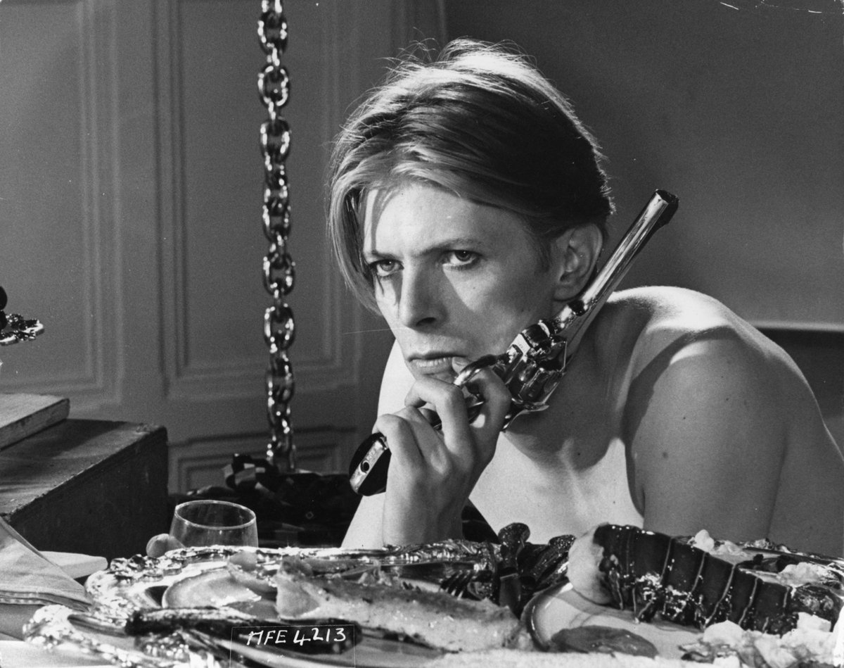Человек который упал на землю фильм 1976. The man who fell to earth боуи. Томас ньютон боуи. Девидбови the man who fell to earth. Дэвид боуи человек который упал.