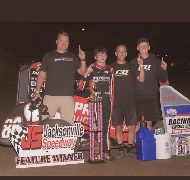 Sharp_Advantage's tweet image. Sharp Advantage customer @brentcrews wins the @POWRi_Racing midget feature at Jacksonville IL.  Congrats to @_CBIndustries and Thank You for always choosing Sharp Advantage Safety Products.  #HeIsYoung #CustomFitted  #Safety #Midgets