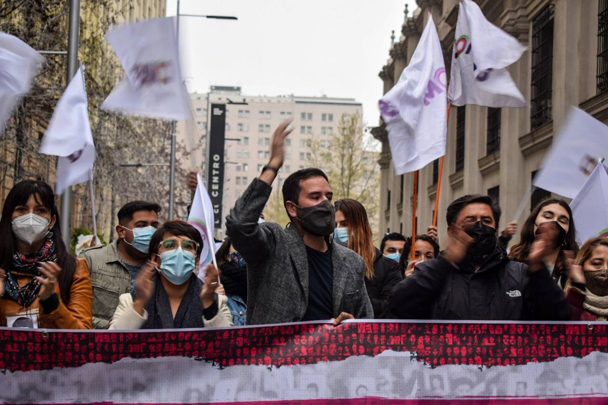 JPSanhuezaT's tweet photo. Hoy recordamos la importancia de la memoria para construir un futuro digno.

Hoy recordamos a quienes dieron la vida por una sociedad mejor, su ejemplo ilumina el camino para un horizonte de justicia social. 

 ¡Para que nunca más en Chile! ✌🏽🇨🇱

#NoNosHanVencido #11deSeptiembre https://t.co/9pjmZ2ulbd