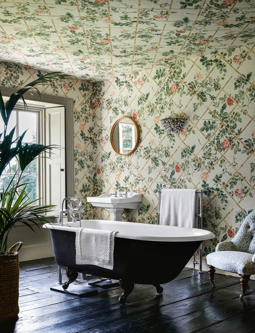 _houseandgarden's tweet photo. In this dramatic bathroom, the walls and ceiling are covered in the same wallpaper to great effect. The wallpaper is Madeaux’s ‘Rose Trellis’: https://t.co/kRvZIFTwBl https://t.co/6w1VyX1sjZ