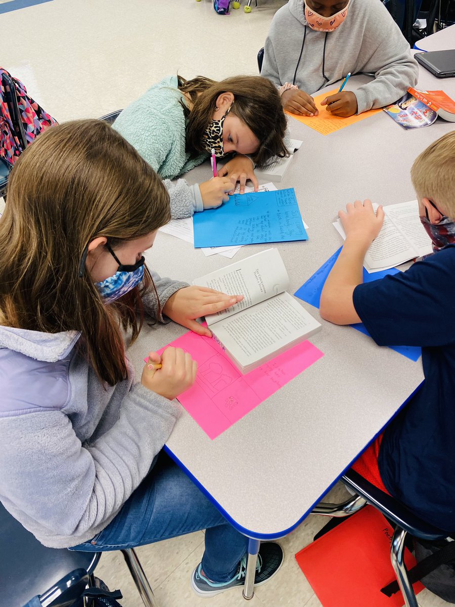 emohler3108's tweet image. Locating story elements within our current class novel 📚 Walk Two Moons ✨ #GroupWorkIsMyFave #TeamworkTime