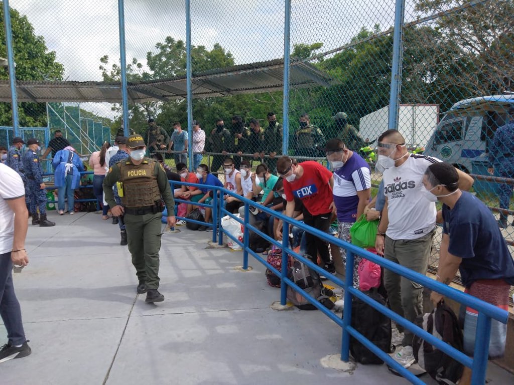 INPEC_Colombia's tweet photo. Bajo la estrategia de descongestionar las Estaciones de policía del departamento de Antioquia, el Establecimiento Carcelario de Puerto Triunfo recibió 33 privados de la libertad. https://t.co/AbiB8FIFzg