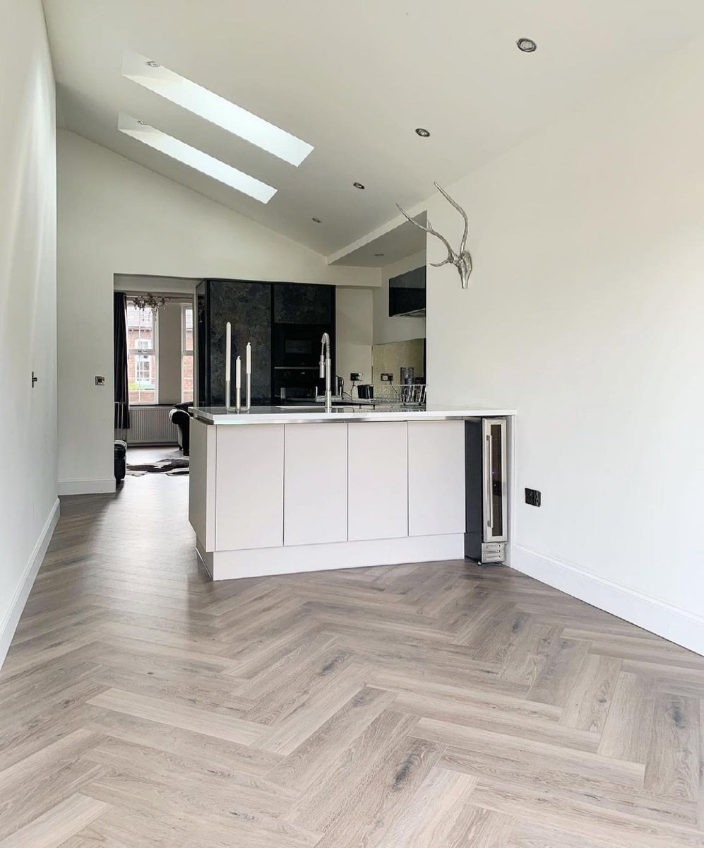 Our Herringbone Palazzo Oak Laminate combines a traditional charm with a contemporary design making a beautiful statement piece for your home! 🏡

📷 mcleandevelopments
🛒 Order your Free Samples today!
👉 bit.ly/3yOmuby

#Herringbone #HerringboneLaminate #Interiors