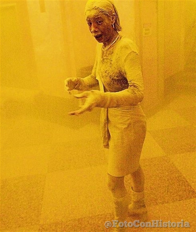 Marcy Borders, recordada como la "dust lady" (dama del polvo) y cuya fotografía se convirtió en una de las más icónicas de los ataques contra las #TorresGemelas de NY el 11 de septiembre. Fotografiada cuando logró refugiarse en un edificio cercano a las torres. #11septembre2001