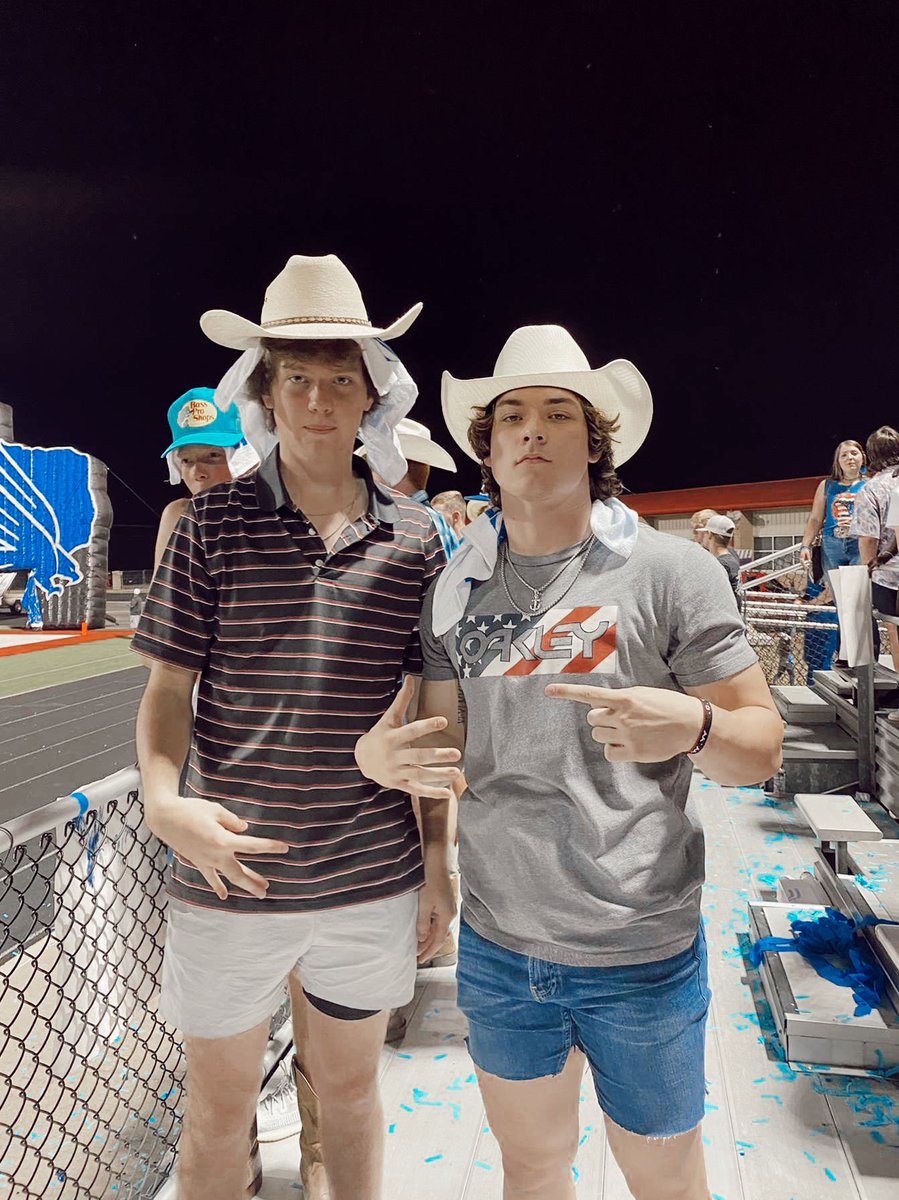 flocklhs's tweet photo. WE LOVED CHEERING ON OUR FOOTBALL BOYS!!! 🦅💙✨

home game NEXT FRIDAY!!!! STAY TUNED for the THEME!!!!! https://t.co/F7Wp4FpgQp