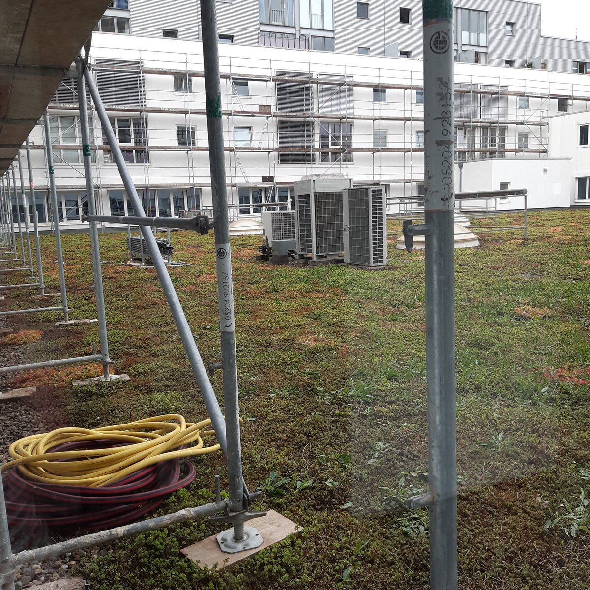 Stb_Bielefeld's tweet photo. Unser Bibliotheksdach ist ja ein Innenhofdach, ringsum geht es noch 2-4 Stockwerke weiter hoch. Von 2 Seiten ist dieser Innenhof nun eingerüstet.
Mit diesem Blick zum #SamsDach wünschen wir ein schönes Wochenende 👷♀️🖐 https://t.co/Dxf5aoCWGc