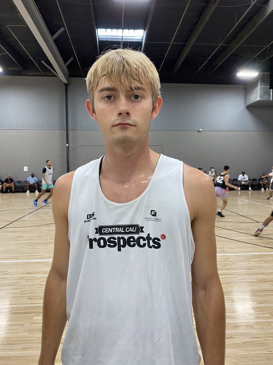 Pdouble_33's tweet photo. 2022 6’2 Matthew Ruegge (Kingsburg) had his smooth shooting on display @ Jr/Sr Prospects Showcase! Quick release on his shot, efficient from beyond the arc, solid handles &amp; moves 2 create of the perimeter, nice 1 dribble pull-up middy, keeps pressure on the D &amp; 3 level scorer! https://t.co/RW8zaHbXhE