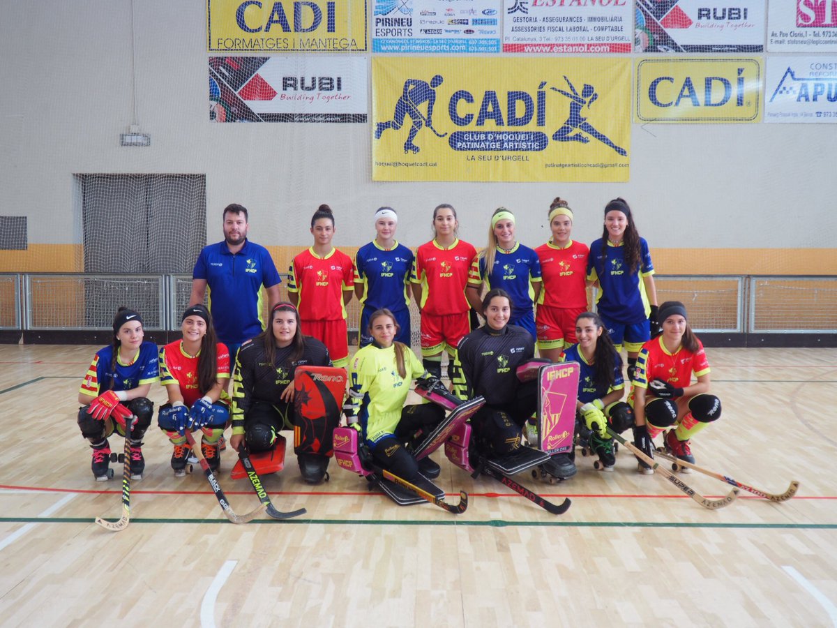 RadioSeu's tweet photo. #EnImatges Entrenament de l’equip femení U17 de l’Igualada IFHCP, previ al partit que jugarà (18h) el juvenil del @chpacadi_hoquei i l’equip de l’Ok Lliga de l’IFHCP. També avui (20h) es jugarà el partit entre el CHPA Cadí i el CH Olot. https://t.co/ubmd2OPdtr