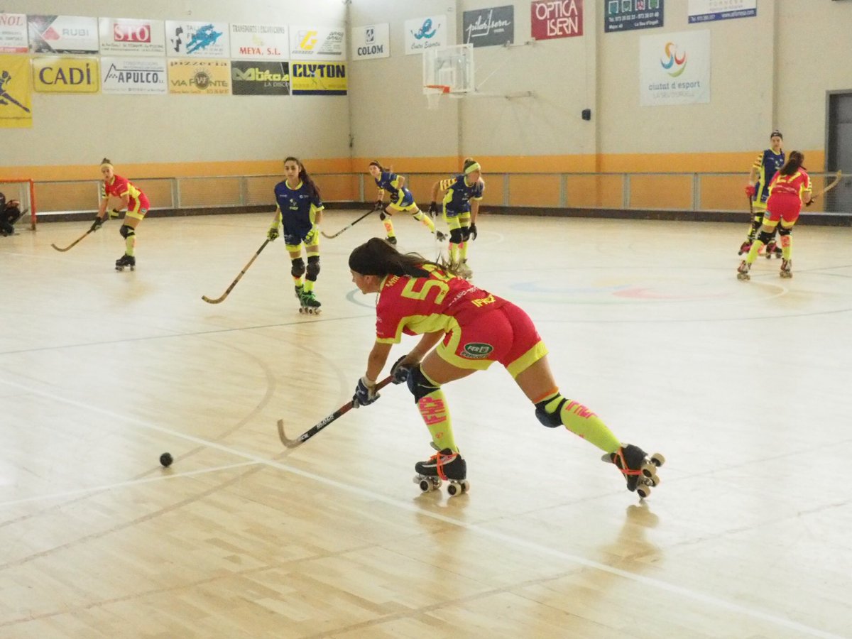 #EnImatges Entrenament de l’equip femení U17 de l’Igualada IFHCP, previ al partit que jugarà (18h) el juvenil del <a href="/chpacadi_hoquei/">CHPACADI_HOQUEI</a> i l’equip de l’Ok Lliga de l’IFHCP. També avui (20h) es jugarà el partit entre el CHPA Cadí i el CH Olot.