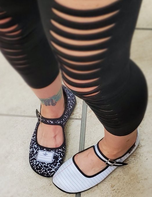 My Hot Chocolate Notebook shoes!! I love them, but they are feet prisons😂. https://t.co/xbEMASxOgl<a href="/tag/highheels"class="tags"><span>#highheels</span></a><a href="/tag/redorblackheels"class="tags"><span>#redorblackheels</span></a><a href="/tag/sexiershoes"class="tags"><span>#sexiershoes</span></a>