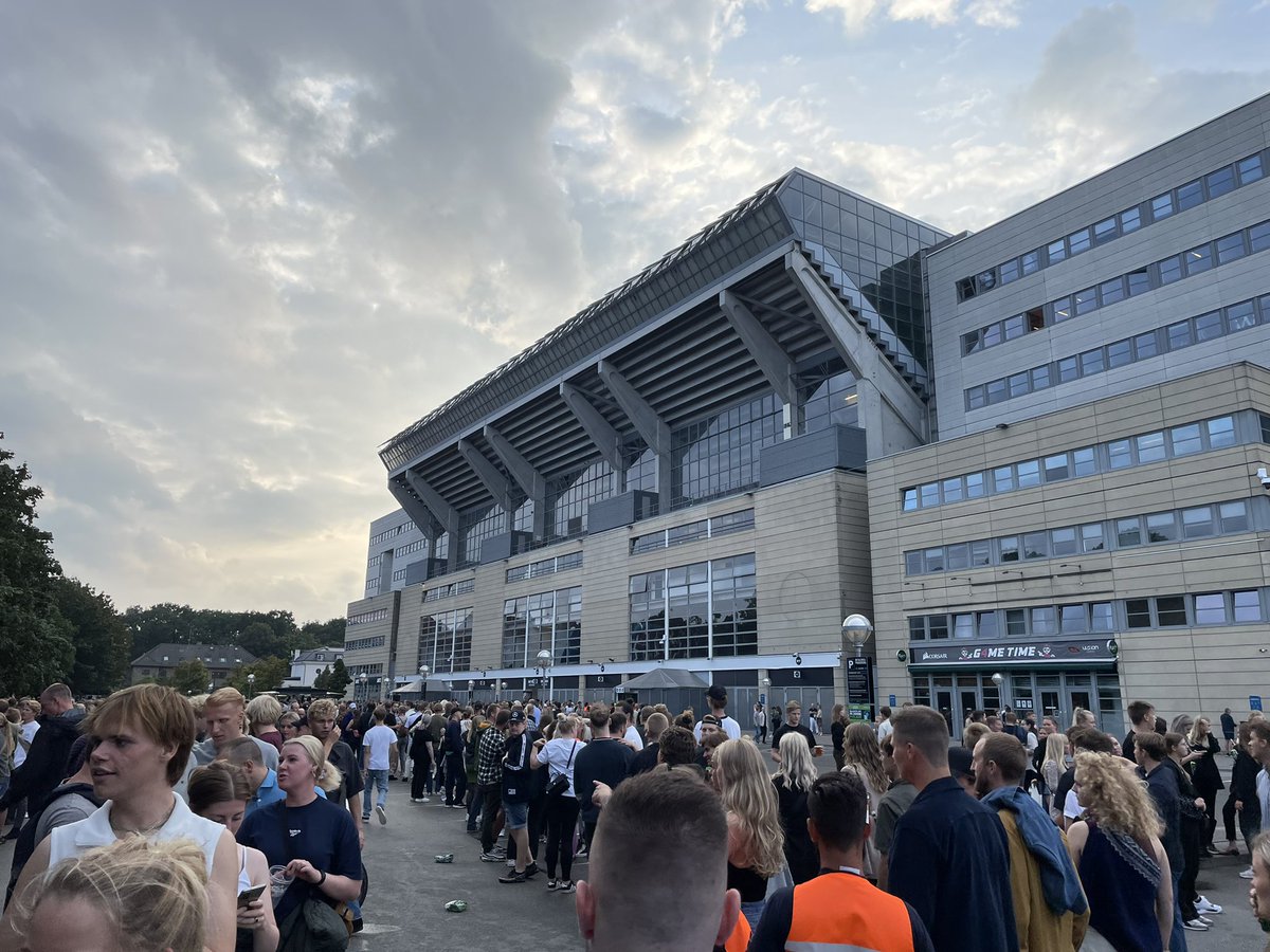 lasselundhansen's tweet photo. For blot anden gang i mit liv kan jeg nyde en tur i Parken og være sikker på at det bliver uden nederlag til SønderjyskE 😂🎉 #themindsof99 https://t.co/jUUPblBF5W