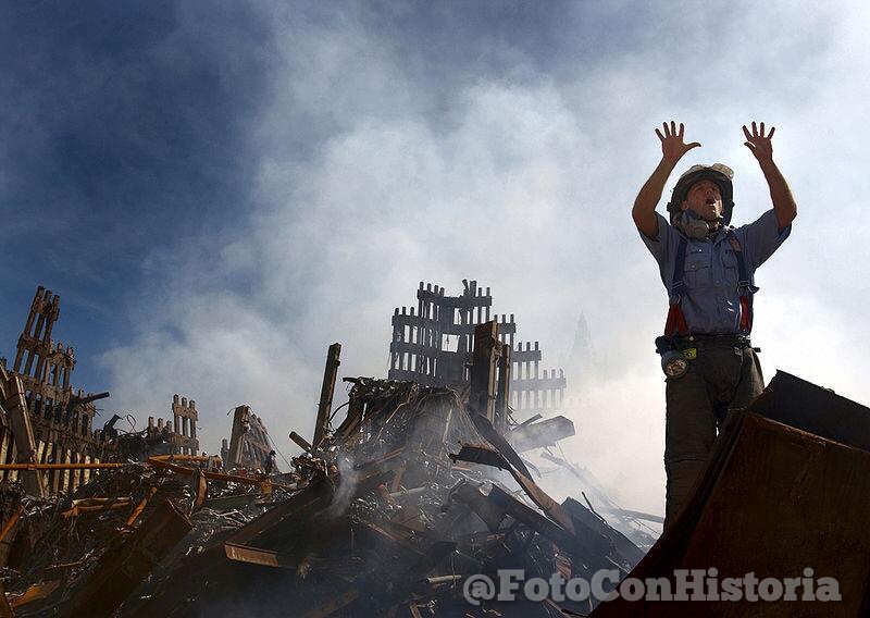 Un bombero de la ciudad de NY solicita desesperado otros 10 socorristas para rescatar a una víctima de entre los escombros del atentado del #11S #11septiembre2001