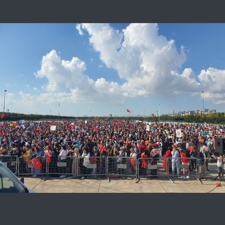 Maltepe mitingi için davet aldım ancak katılmadım.

Gazetecilik ile aktivistlik arasında net bir çizgi olması gerektiğine inanıyorum.

Pandemi karşıtı eylemler, siyaset dilinden uzak olmalı ve toplumun tamamına hitap etmeli.

Meydanda izlediğim dil, üslup daha özenli olmalıydı.