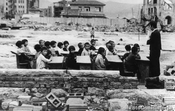 1945 - Un maestro dando clase en #Hiroshima un mes después de la bomba atómica. #Japón. #Vocación #FelizDiaDelMaestro