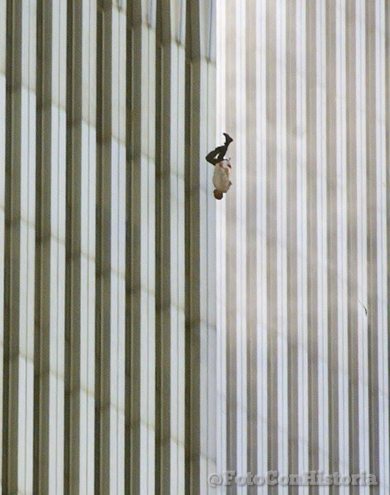 El fotógrafo de AP Richard Drew, el hombre que disparó su cámara para retratar lo que luego se conoció como "The Falling Man"(El hombre que cae). Nunca se ha declarado la identidad del hombre. Se sabe que es, Torre Norte, y que fue tomada a las 9:41:15 de la mañana de aquel #11S