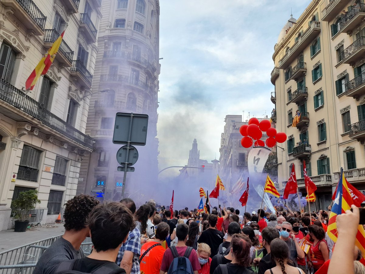 CDRCalella's tweet photo. CDRCatOficial: RT @CDRGalvany: Davant la comissaria de les forces d'ocupació. L'estat espanyol perpetua la vergonya de tants morts i torturats. #Independencia #Diada2021 #CDRenXarxa #XarxaIndependencia https://t.co/Vu81aOn5cN