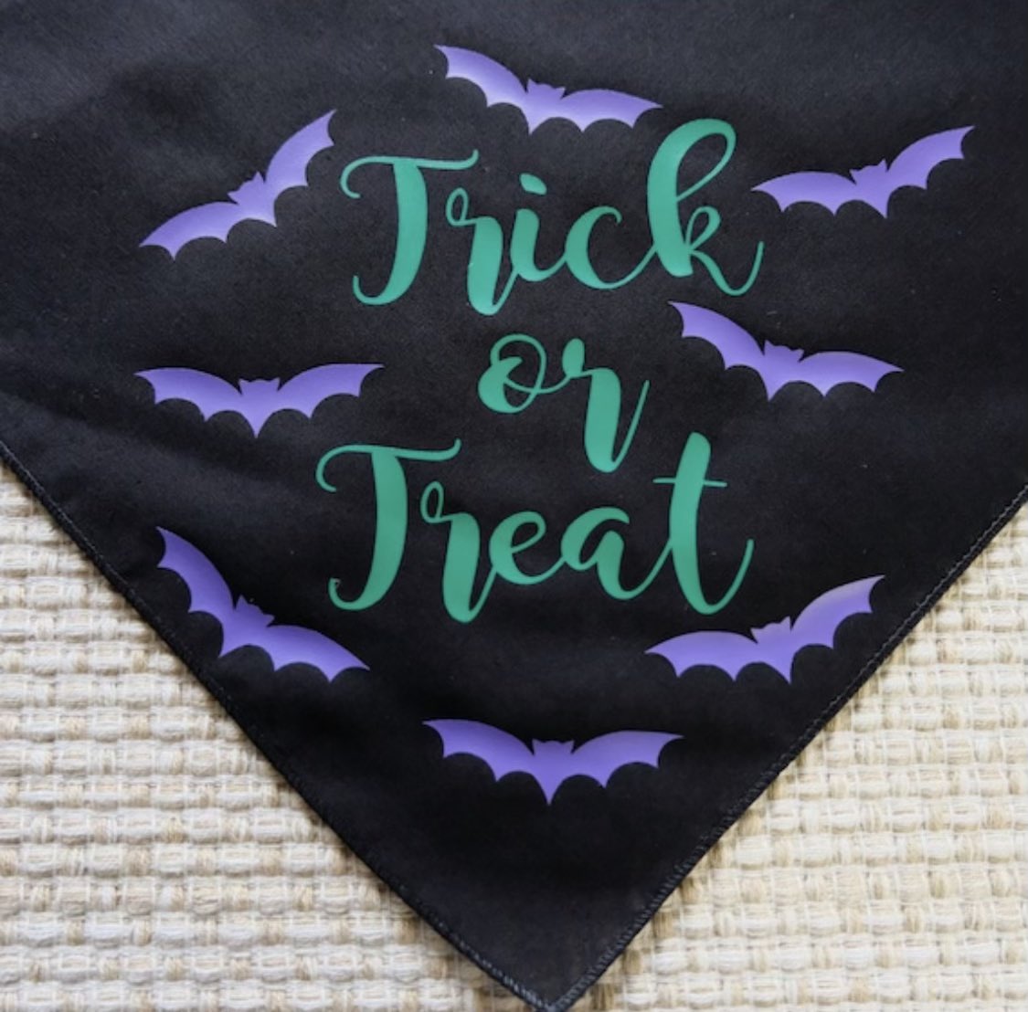 HelloHazelCo's tweet image. What’s this? Yes! New Halloween bandanas! It’s all treats for any pup going out in these 🍬 Which one will you grab to make your pooch look extra spooky this Halloween? 🦇🦴🎃

#halloween #halloween2021 #dogbandana #dogaccessories #dogcostume #trickortreat